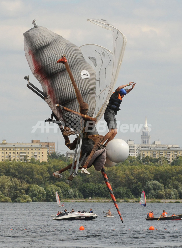 飛んでるつもりです、ロシアの鳥人間コンテスト 写真10枚 国際ニュース