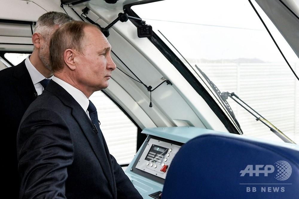 クリミアの鉄道橋開通 プーチン氏 一番列車に試乗 写真8枚 国際ニュース Afpbb News クリミアの鉄道橋開通 プーチン氏 一番列車に試乗 写真8枚 国際ニュース Afpbb News