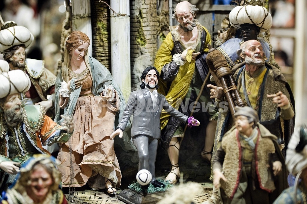 アルゼンチンの救世主 聖母マリアに見守られるマラドーナ人形 写真3枚 ファッション ニュースならmode Press Powered By Afpbb News