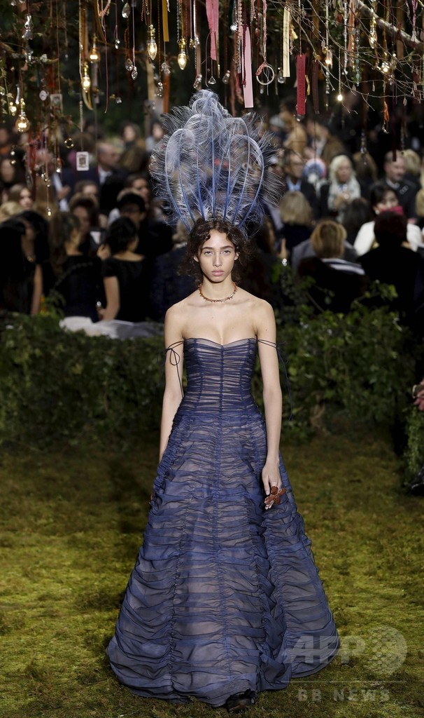 キウリによる初の「ディオール」オートクチュール、ファッション界から称賛