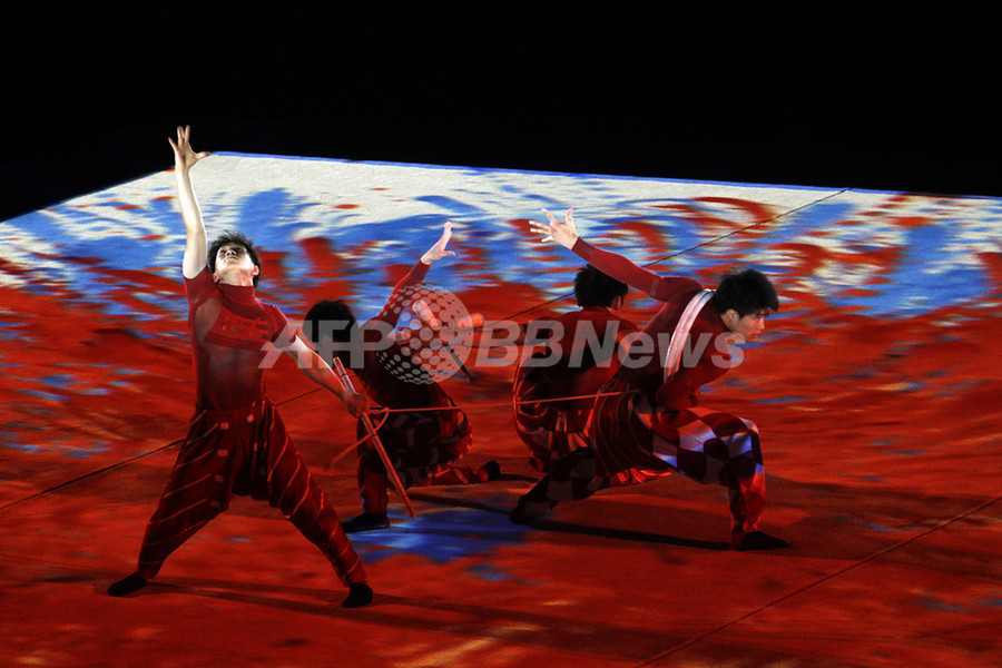 三宅一生×青森大学男子新体操部による特別公演開催