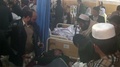 パキスタン北西部ペシャワル（Peshawar）で、イスラム武装勢力による襲撃があった学校で負傷し、病院で治療を受ける子ども（2014年12月16日撮影）。(c)AFP/Aftab Ahmed