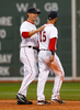 09MLB、ボストン・レッドソックス（%%Boston Red Sox%%）対タンパベイ・レイズ（%%Tampa Bay Rays%%）。試合はレッドソックスが5-3で勝利し、開幕戦を白星で飾った。写真は勝利の喜びを分かち合うボストン・レッドソックスのダスティン・ペドロイア（%%Dustin Pedroia%%、右）とでジェド・ロウリー（%%Jed Lowrie%%）。（2009年4月7日撮影）(c)AFP/Getty Images/Jim Rogash