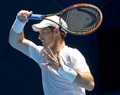 テニス男女混合国別対抗戦、第27回ホップマンカップ（Hopman Cup XXVII）4日目、英国対ポーランド。リターンを狙うアンディ・マレー（Andy Murray、2015年1月7日撮影）。(c)AFP/TONY ASHBY