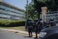 ドミニカ共和国の首都サントドミンゴで、環境・天然資源省に出動した警官隊（2022年6月6日撮影）。(c)Erika SANTELICES / AFP