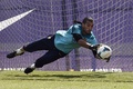 シウタ・エスポルティバ・ジョアン・ガンペール（Ciutat Esportiva Joan Gamper）で練習に臨むFCバルセロナ（FC Barcelona）のホセ・マヌエル・ピント（Jose Manuel Pinto、2014年5月16日撮影）。(c)AFP/LLUIS GENE