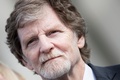 米首都ワシントンの連邦最高裁判所前で記者会見するケーキ職人のジャック・フィリップスさん（2017年12月5日撮影）。(c)AFP PHOTO / Brendan Smialowski