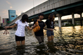 洪水に見舞われたタイ・バンコク（Bangkok）の繁華街、ラートプラオ（Lat Phrao）で、手をつないで冠水した道路を歩く若者たち（2011年11月7日撮影）。(c)AFP/Nicolas ASFOURI

&lt;a href=&quot;http://www.afpbb.com/article/environment-science-it/environment/2839579/8046484&quot;&gt;&lt;b&gt;記事本文を読む&lt;/b&gt;&lt;/a&gt;