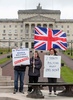 英領北アイルランド・ベルファストの議会前で抗議する親英派（2021年4月8日撮影）。(c)PAUL FAITH / AFP