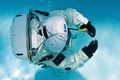 欧州宇宙機関（European Space Agency、ESA）は無重力状態と似たような感覚が得られるとして、宇宙服を着た状態での潜水訓練を行っている。

この訓練はESAと潜水専門会社、仏コメックス（Comex）、さらにアポロ11号（Apollo XI）の打ち上げに使われたエンジンを深海から回収したプロジェクト・チームなどの協力により実施されている。

写真は仏南部マルセイユ（Marseille）にあるプールで宇宙服を着て訓練を行うエルベ・ステブナン（Herve Stevenin）さん（2013年9月2日撮影）。(c)AFP/BORIS HORVAT