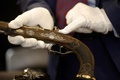 ナポレオン・ボナパルトが所有していた拳銃。仏パリで行われたオークションの内覧会で（2024年6月18日撮影）。(c)Geoffroy VAN DER HASSELT / AFP