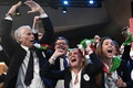 スイス・ローザンヌで行われた国際オリンピック委員会（IOC）総会で、2026年冬季五輪の開催地にイタリアのミラノ・コルティナダンペッツォが決定し喜ぶ同国代表団（2019年6月24日撮影）。(c)Philippe LOPEZ / POOL / AFP