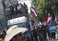タイの首都バンコク（Bangkok）で、民間航空局の施設前の通りを封鎖しタイ国旗を振る反政府デモの参加者たち（2014年1月22日撮影）。(c)AFP/PORNCHAI KITTIWONGSAKUL