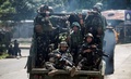 フィリピン南部マラウィ市街地を車両で移動する兵士ら（2017年6月10日撮影）。(c)AFP/NOEL CELIS