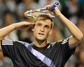 テニス、楽天オープン（%%Rakuten Japan Open Tennis Championships 2009%%）男子シングルス準決勝。ロシアのミハイル・ユーズニー（%%Mikhail Youzhny%%）は、大会第8シードのレイトン・ヒューイット（%%Lleyton Hewitt%%、オーストラリア）と対戦。ユーズニーは6-2、5-7、7-5で勝利し、決勝に進出した。写真は試合を終え声援に応えるミハイル・ユーズニー。（2009年10月10日撮影）(c)AFP/Toru YAMANAKA