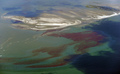 米南部ルイジアナ（Louisiana）州沖にあるシャンドルール諸島（Chandeleur Islands）沖を漂う原油の帯（2010年5月7日撮影）。(c)AFP/Mark RALSTON