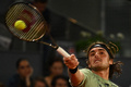 テニス、マドリード・オープン、男子シングルス準決勝。リターンを打つステファノス・チチパス（2022年5月7日撮影）。(c)ABRIEL BOUYS / AFP