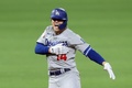 20MLB、ワールドシリーズ（7回戦制）第4戦、タンパベイ・レイズ対ロサンゼルス・ドジャース。6回に適時二塁打を放ち喜ぶロサンゼルス・ドジャースのエンリケ・ヘルナンデス（2020年10月24日撮影）。(c)Tom Pennington/Getty Images/AFP