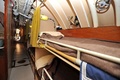 英ゴスポート（Gosport）にある王立海軍潜水艦博物館（Royal Navy Submarine Museum）の港で一般公開された、英海軍のA級潜水艦「アライアンス（HMS Alliance）号」内部の寝室の様子（2014年4月3日撮影）。(c)AFP/GLYN KIRK