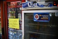 メキシコ・メキシコ市で、ビールの供給不足により空になった食料雑貨店の冷蔵庫（2020年5月5日撮影、資料写真）。(c)RODRIGO ARANGUA / AFP
