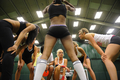 米国で、下着姿でアメリカンフットボールをする「ランジェリーフットボール（Lingerie Football）」の全米リーグが、今年9月に開幕する。「ランジェリーフットボールリーグ（Lingerie Football League、LFL）」は、全米10チームが20週のシーズンを戦う。14日、ニューヨーク（New York）市近郊のフリーポート（Freeport）で行われたニューヨーク・マジェスティ（New York Majesty）の入団テストには、24人の若い女性が参加し、露出度の高い運動着を着てフットボールの技能を競い合った。写真は、入団テストに参加する入団志望者ら（2009年5月14日撮影）。(c)AFP/Emmanuel Dunand