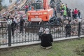 トルコのイズミルで、地震により倒壊した建物で行われる行方不明者の捜索を見守る女性（2020年10月30日撮影）。(c)MERT CAKIR / AFP