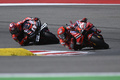 ロードレース世界選手権、第1戦ポルトガルGP、MotoGPクラス決勝。レースに臨むドゥカティ・レノボ・チームのフランチェスコ・バニャイア（右）とアプリリアのマーベリック・ビニャーレス（2023年3月26日撮影）。(c)PATRICIA DE MELO MOREIRA/ AFP
