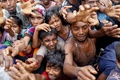バングラデシュ・テクナフの難民キャンプで支援物資を受け取ろうとする、ミャンマー・ラカイン州から逃げてきたロヒンギャの人々（2017年9月5日撮影）。(c)K.M. ASAD / AFP