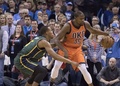 15-16NBA、オクラホマシティ・サンダー対ユタ・ジャズ。ユタ・ジャズのロドニー・フッド（左）をかわすオクラホマシティ・サンダーのケビン・デュラント（2015年12月13日撮影）。(c)AFP/Getty Images/J Pat Carter