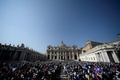 バチカン市国で、列聖式に参列した信者らで埋め尽くされたサンピエトロ広場（2018年10月14日撮影）。(c)Filippo MONTEFORTE / AFP