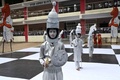 インド南部チェンナイで、「第44回チェス・オリンピアード」を前に開催された「人間チェス」で、駒に扮（ふん）した子どもたち（2022年7月26日撮影）。(c)Arun SANKAR / AFP