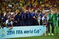 サッカーW杯ブラジル大会（2014 World Cup）3位決定戦、ブラジル対オランダ。銅メダルを受け取り、カメラに向けポーズを取るオランダの選手（2014年7月12日撮影）。(c)AFP/VANDERLEI ALMEIDA