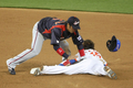第2回ワールド・ベースボール・クラシック（%%2009 World Baseball Classic%%）決勝、韓国戦で6回に二盗した李容圭（%%Yong Kyu Lee%%、イ・ヨンギュ、右）を刺殺に仕留める日本の中島裕之（%%Hiroyuki Nakajima%%）。（2009年3月23日撮影）(c)AFP/Getty Images/Stephen Dunn