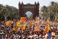 スペイン・バルセロナで行われた独立支持派のデモで、「アスタラーダ（カタルーニャ独立旗）」を掲げる人々（2016年9月11日撮影、資料写真）。(c)AFP/PAU BARRENA