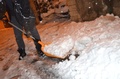 フランス南東部サンテティエンヌ近郊で雪かきをする人（2019年11月15日撮影）。(c)Sylvain THIZY / AFP