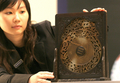 写真は、3400万香港ドル（約5億1730万円）で落札された乾隆時代の紫檀（したん）製の額に装着された前漢時代ものとされる翡翠の璧。(c)AFP/Woody WU