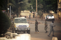 西アフリカ・マリの首都バマコ（Bamako）市街に集まる兵士（2012年3月21日撮影）。(c)AFP/HABIBOU KOUYATE