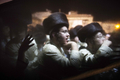 ユダヤ教超正統派の居住区であるエルサレム（Jerusalem）のメーアー・シェアーリーム（Mea Shearim）で執り行われたラビの孫娘の結婚式の様子。式の最後には、地元コミュニティーの住民や親族らが、新婦の前で踊るのがならわしとなっている。

写真は、カーテンの向こう側にいる出席者ら（2012年8月28日撮影）。(c)AFP/MENAHEM KAHANA