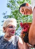 フランス西部ロシュフォールで、おんどりの「モーリス」をなでる飼い主のコリンヌ・フソーさん（左、2019年7月4日撮影）。(c)XAVIER LEOTY / AFP