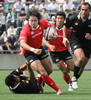 写真は、ボールをキープする日本代表の箕内拓郎（%%TAKURO MIUCHI%%）。(c)AFP/KAZUHIRO NOGI