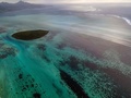 モーリシャスの上空から撮影した、貨物船わかしおから漏出した燃料が広がる海面（2020年8月8日撮影）。(c)AFP