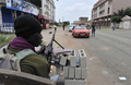 コートジボワールの最大都市アビジャン（Abidjan）市内に設けられた検問所を警備するアルサン・ワタラ（Alassane Ouattara）元首相派の男性（2011年4月9日撮影）。(c)AFP