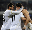 09-10スペイン1部リーグ第13節、レアル・マドリード（%%Real Madrid%%）対アルメリア（%%UD Almeria%%）。試合はレアル・マドリードが4-2で勝利した。写真は後半41分にチームの4点目を決めてラウル・アルビオル（%%Raul Albiol%%、左）とカリム・ベンズマ（%%Karim Benzema%%、中央）に祝福されるレアル・マドリードのクリスティアーノ・ロナウド（%%Cristiano Ronaldo%%）。（2009年12月5日撮影）(c)AFP/JAVIER SORIANO