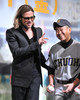 ブラット・ピット（Brad Pitt）主演の新作映画『マネー・ボール（Moneyball）』のジャパンプレミアが9日、都内で開催され、来日中のピットがアンジェリーナ・ジョリー（Angelina Jolie）とともに登場した。同作品は11日から全国ロードショーとなる。写真は、被災地から招待した野球少年と言葉を交わすピット（2011年11月9日撮影）。(c)AFP/KAZUHIRO NOGI