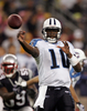 パスを出すタイタンズのQBヴィンス・ヤング（%%Vince Young%%）。(c)AFP/Getty Images Elsa