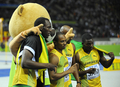 第12回世界陸上ベルリン大会（%%12th IAAF World Championships in Athletics Berlin%%）男子4×100メートルリレー決勝。ジャマイカが37秒31の大会新記録で優勝した。37秒62でトリニダード・トバゴが2位に、38秒02で英国が3位に入った。日本は38秒30で4位に入り、惜しくもメダル獲得を逃した。

　ウサイン・ボルト（%%Usain Bolt%%）は、第3走者としてジャマイカの金メダル獲得に貢献し、%%北京五輪%%に続き世界選手権でも短距離（100メートル、200メートル、4×100メートルリレー）3冠に輝いた。写真は大会公式マスコットのベルリーノ（Berlino）と一緒に記念撮影を行なうジャマイカの選手たち。（2009年8月22日撮影）(c)AFP/FRANCK FIFE