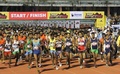 インド・バンガロール（Bangalore）で、スタート直後のハーフマラソンの参加者たち（2014年10月19日撮影）。(c)AFP