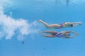 第16回世界水泳選手権、シンクロナイズドスイミング、女子デュエットテクニカルルーティン決勝。演技に臨む乾友紀子/三井梨紗子組（2015年7月26日撮影）。(c)AFP/CHRISTOPHE SIMON