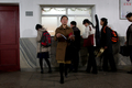 北朝鮮の首都・平壌（Pyongyang）市、平壌地下鉄の栄光（Yonggwang）駅で切符を買う通勤客。平壌地下鉄は故金日成（キム・イルソン、Kim Il-Sung）体制下の1969～1972年に開通。地下110メートル付近を走り、世界で最も地中深くにある地下鉄とされる。15日は、故金日成主席の生誕100年にあたる（2012年4月14日撮影）。(c)AFP/Ed Jones