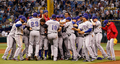 11MLBプレーオフ、ア・リーグ地区シリーズ（5回戦制）、タンパベイ・レイズ（Tampa Bay Rays）対テキサス・レンジャーズ（Texas Rangers）第4戦。リーグ優勝決定シリーズ進出を喜ぶテキサス・レンジャーズの選手（2011年10月4日撮影）。(c)AFP/Getty Images/J. Meric